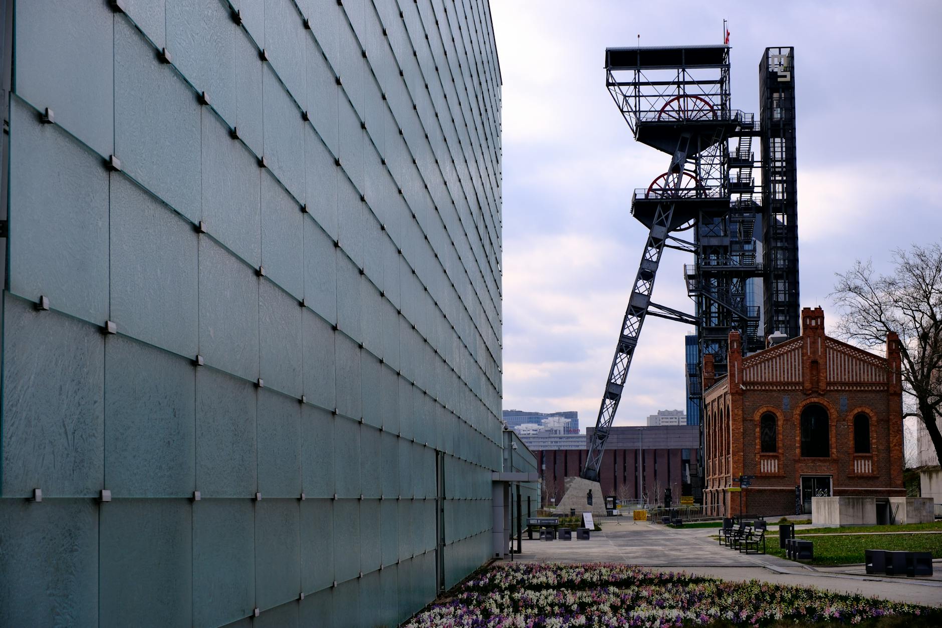 Tablica upamiętniająca Macieja Wojciechowskiego lub plakat wydarzenia muzycznego w Katowicach, Katowice kultura i historia