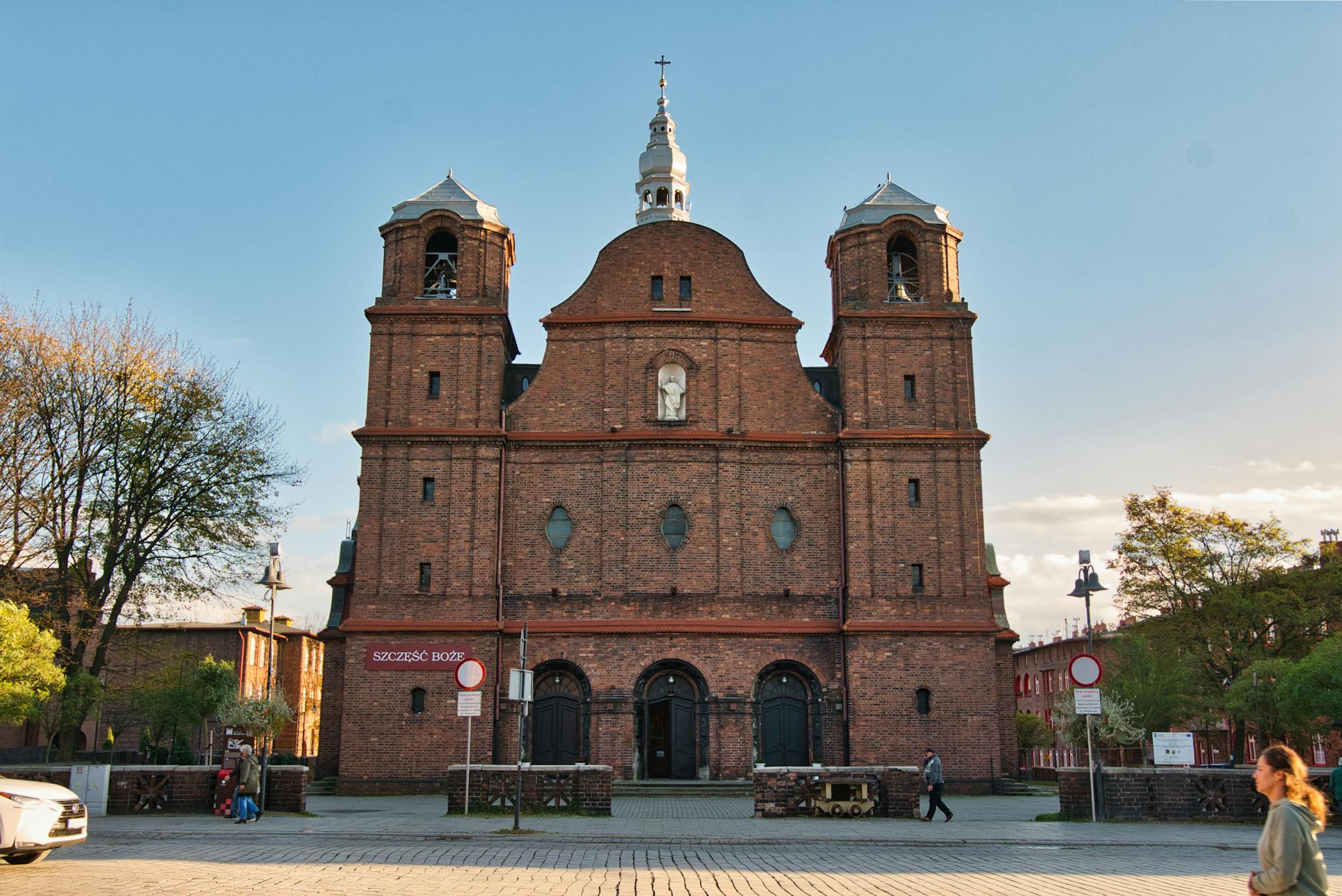 Kolorowe archiwalne fotografie Katowic z lat 70., 80., 90. oraz wizualizacje niezrealizowanych projektów architektonicznych.