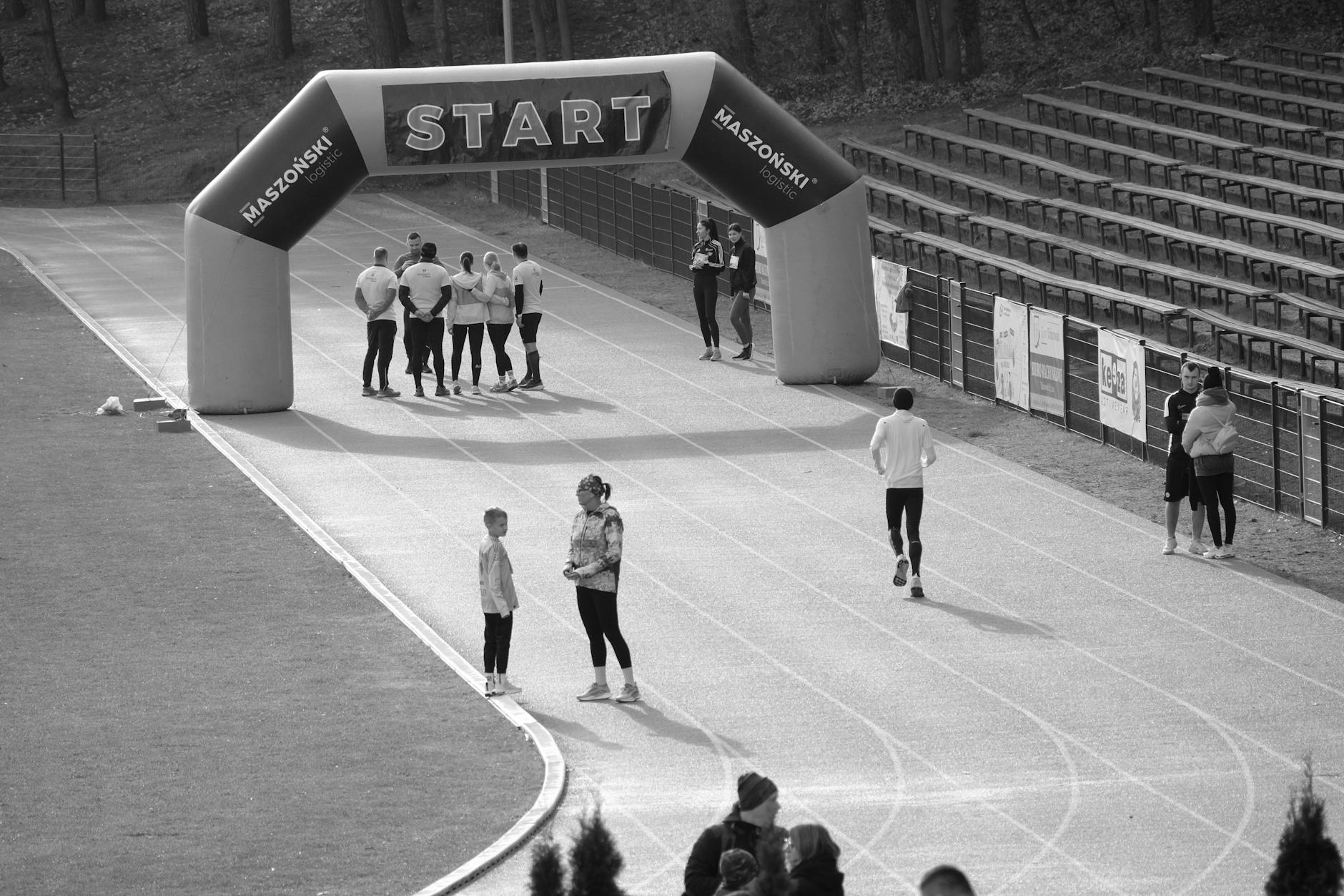 Boisko piłkarskie w Katowicach z kibicami, symbolizujące emocje sportowe i pomoc dla potrzebujących.