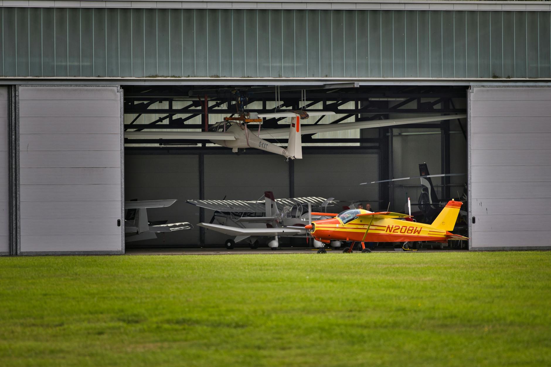 Nowy, nowoczesny hangar obsługi technicznej samolotów na Lotnisku Katowice-Pyrzowice, symbol inwestycji i rozwoju.
