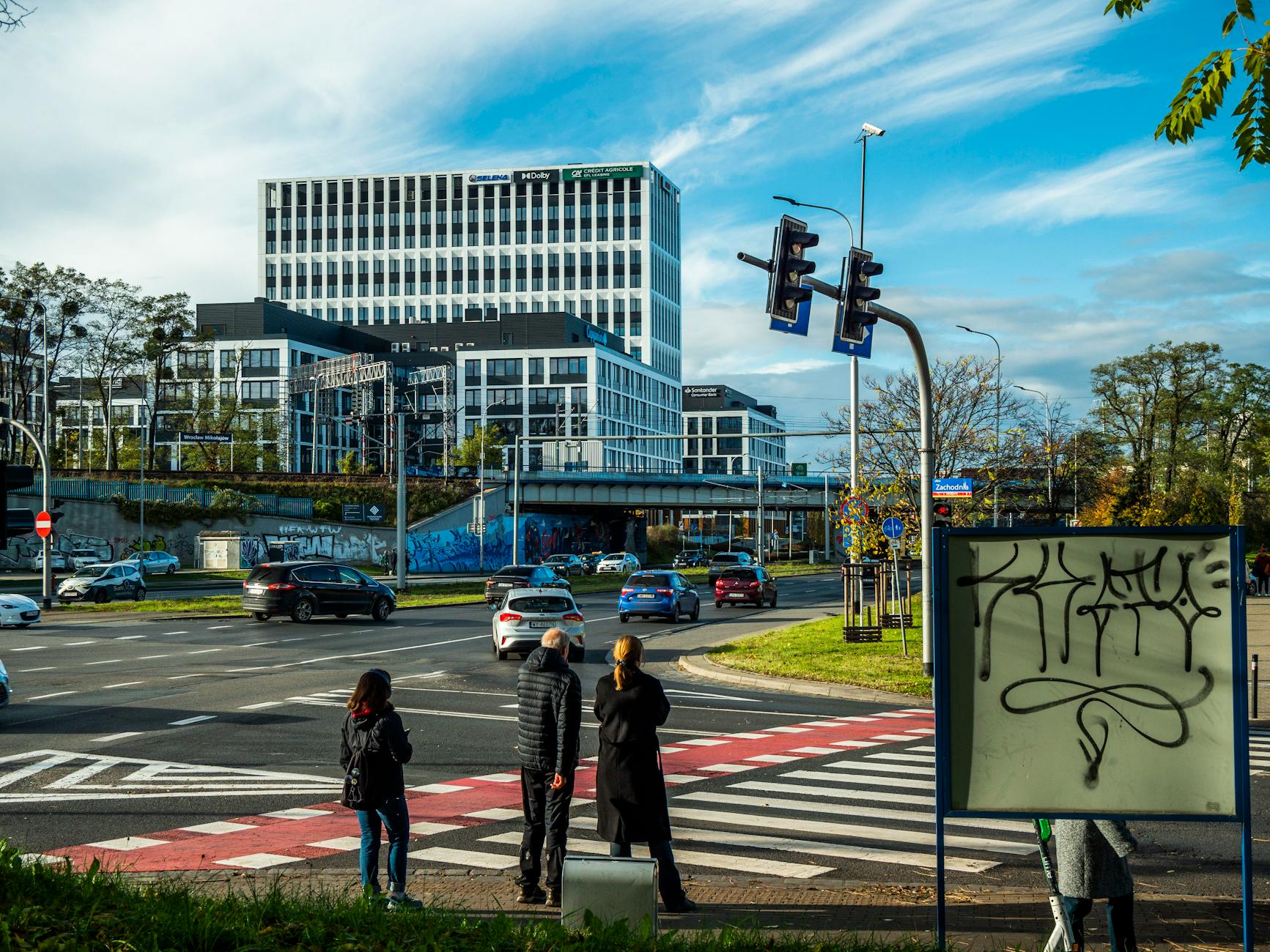 Znak drogowy informujący o bezpieczeństwie w Katowicach, z elementami nawiązującymi do lotniska i straży pożarnej