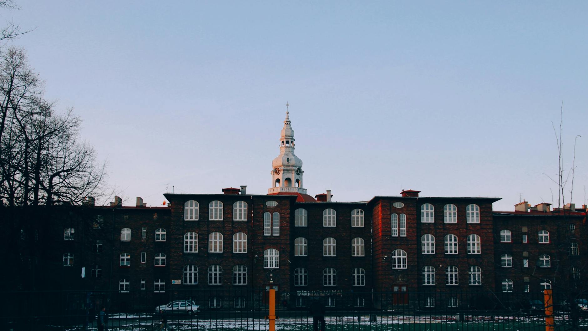 Panorama Katowic z widokiem na nowoczesne budynki i tereny zielone, symbolizująca rozwój miasta.