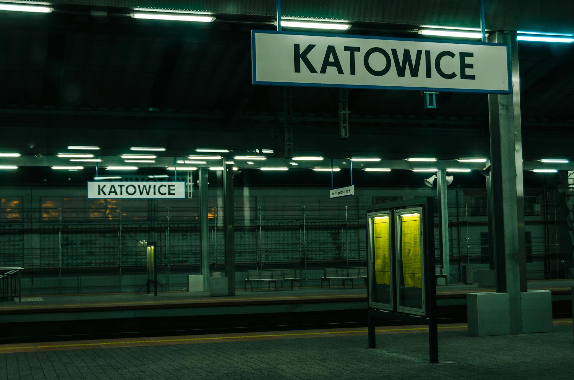 Plakat lub grafika symbolizująca rok 2026 w Katowicach, łącząca motywy kultury i gospodarki.