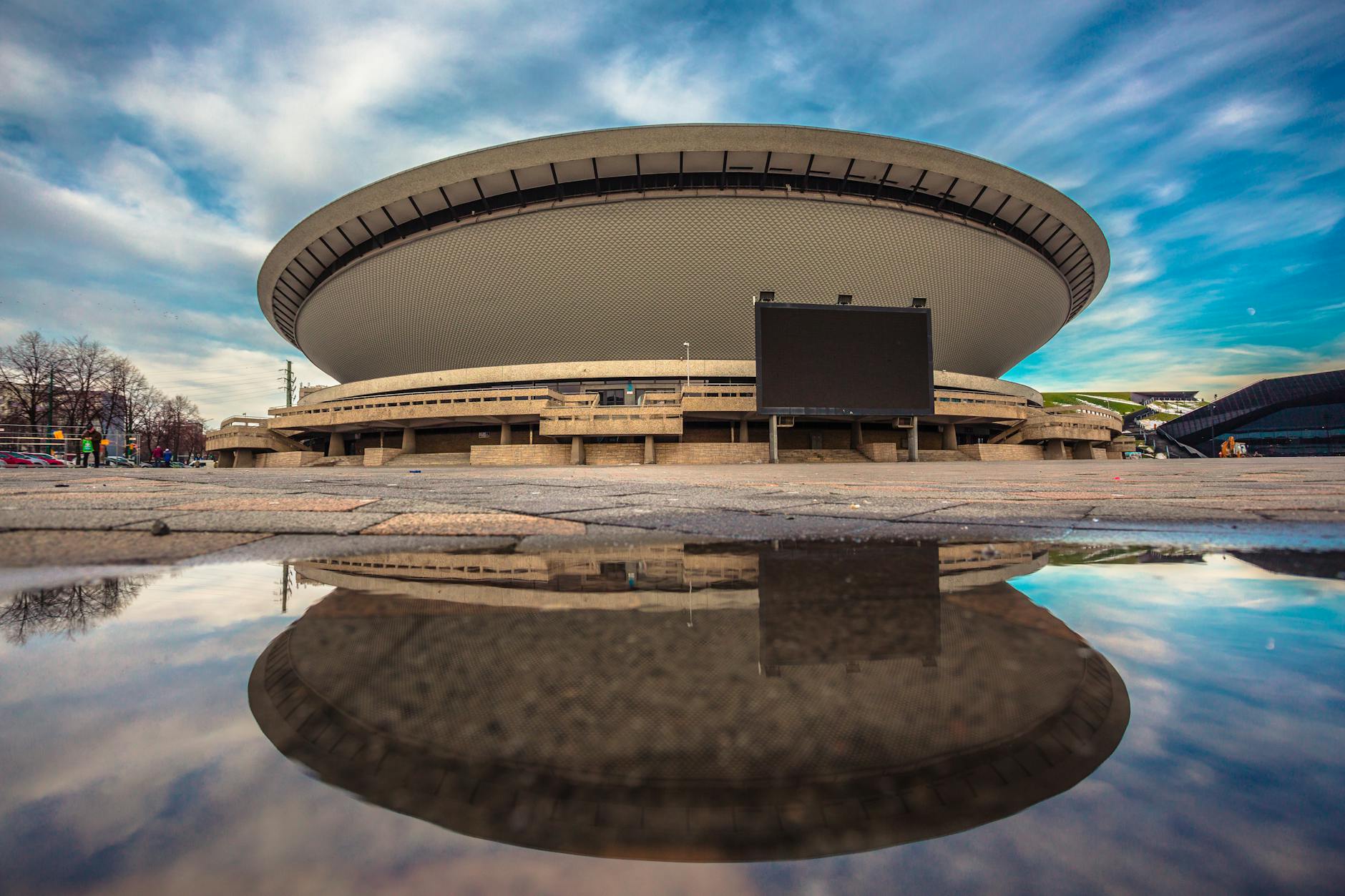 Uczestnicy Panewnickiego Biegu Dzika w Katowicach wśród zieleni, symbolizujący połączenie sportu i troski o środowisko.