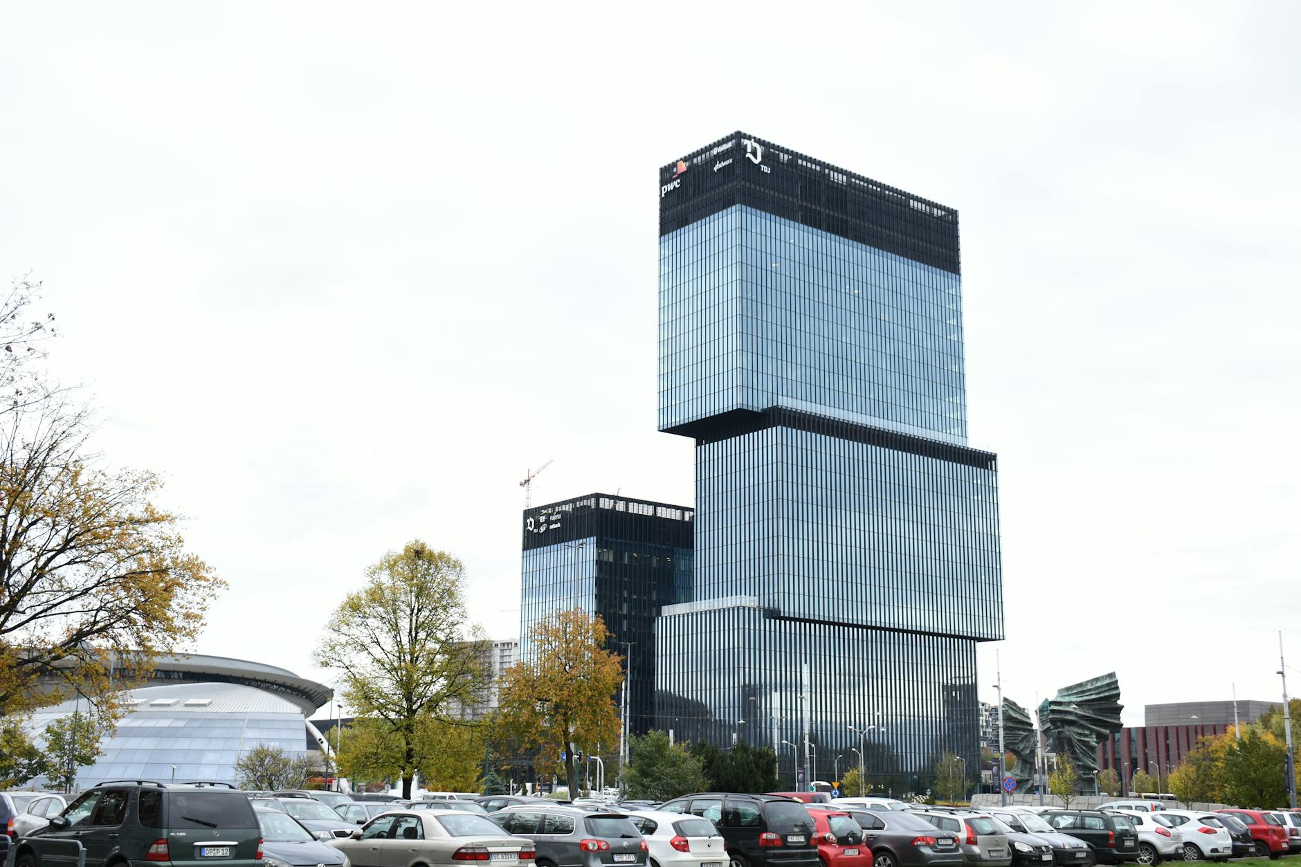 Mapa Katowic z zaznaczonymi stacjami pomiarowymi jakości powietrza, ilustrująca problem smogu PM2.5.