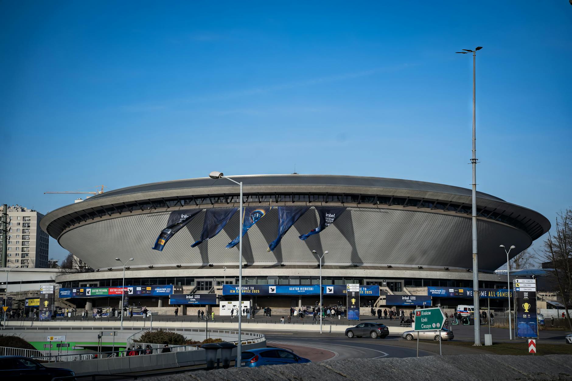 Ilustracja symbolizująca Katowice – połączenie kampusu akademickiego i ulicy z ruchem drogowym, nawiązująca do inauguracji roku akademickiego i zmian drogowych.