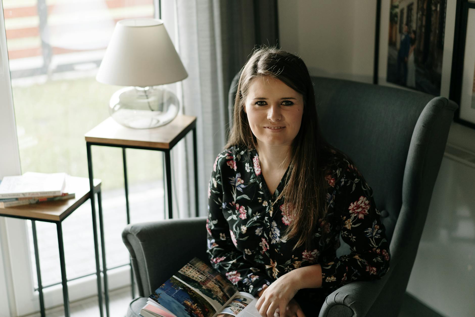 Projektantka Joanna Decowska prezentująca swoje prace inspirowane śląską tradycją w Katowicach